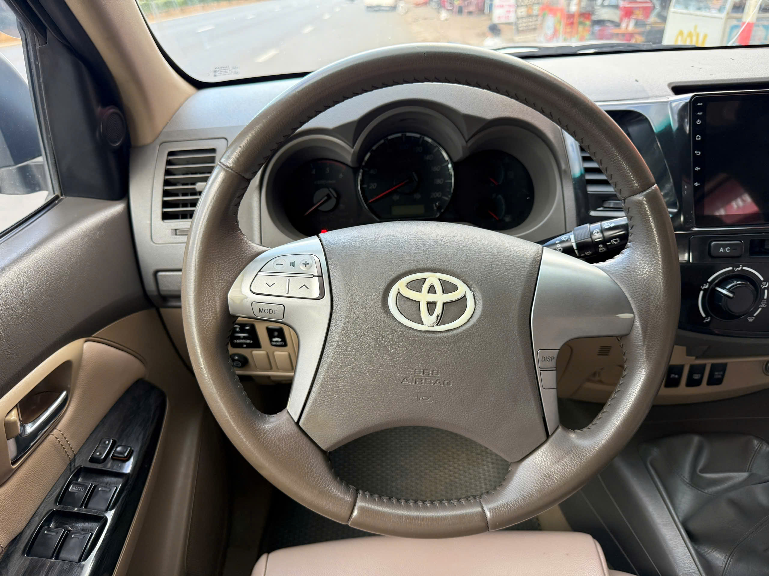 TOYOTA FORTUNER 2.5G 2014 (6)
