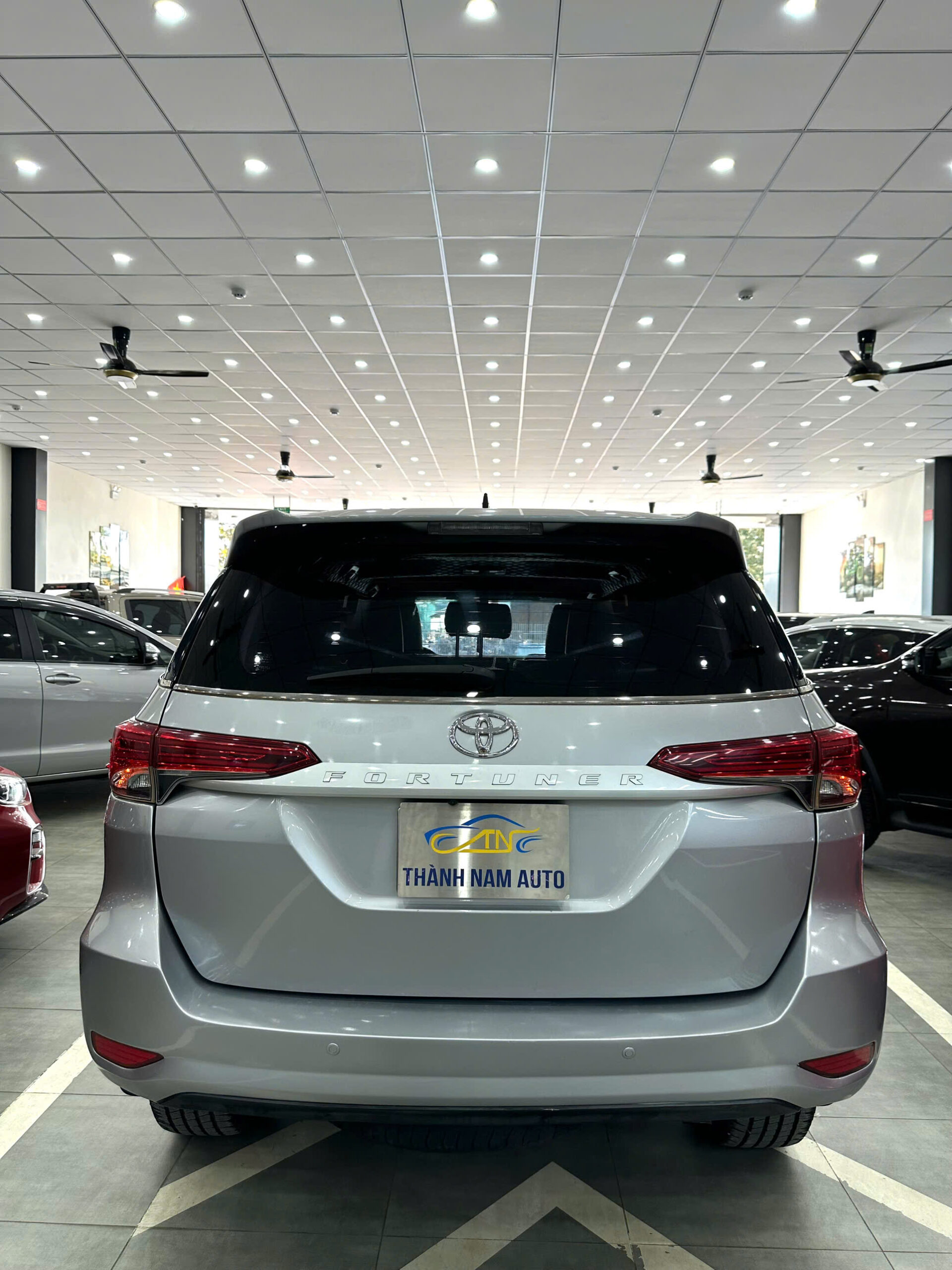 FORTUNER SÀN 2017 BẠC (1)