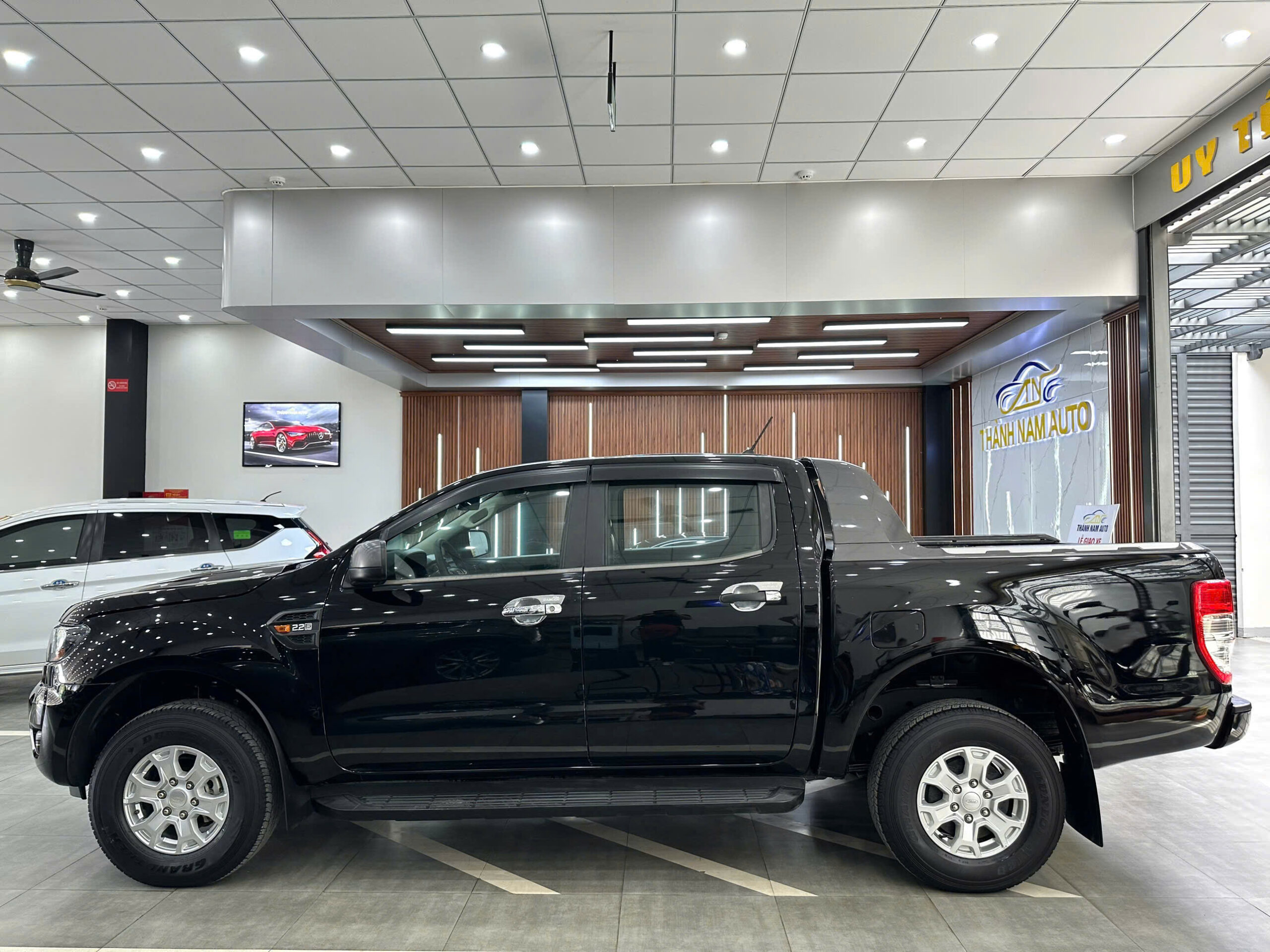 FORD XLS 2020 ĐEN 1 CAU (2)