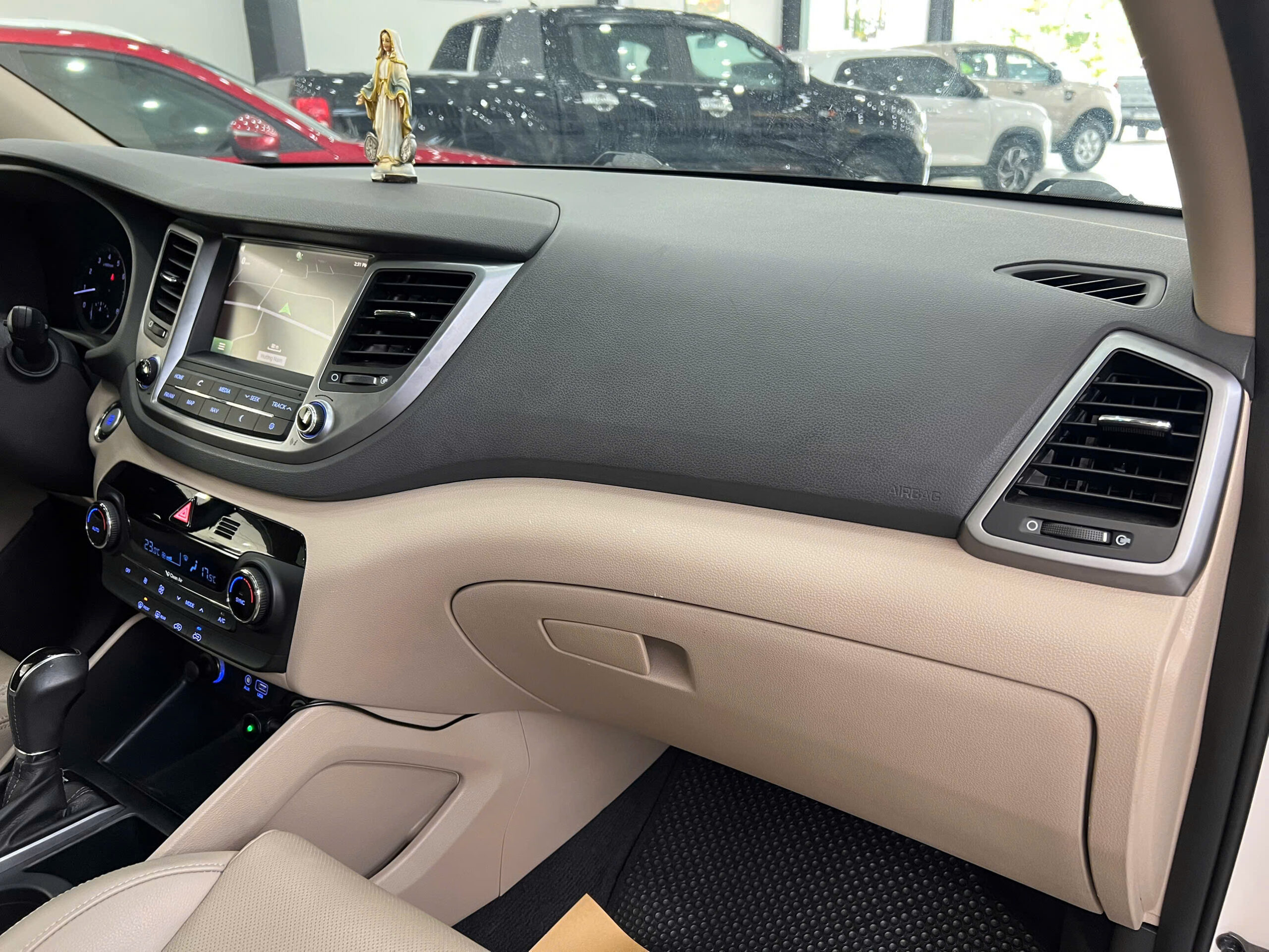 HYUNDAI TUCSON XĂNG ĐẶC BIỆT 2019 MẪU CŨ TRẮNG (5)
